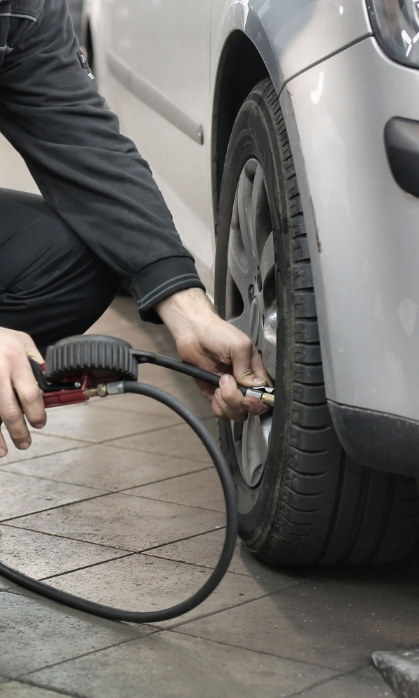 Mechanik sprawdza ciśnienie w oponie auta osobowego, obsługa czujników TPMS DAR-MAR
