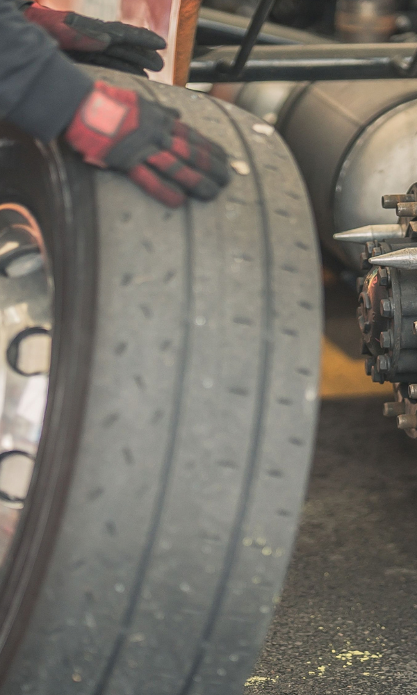Mechanik przy kole ciężarówki, serwis opon ciężarowych i TIR DAR-MAR